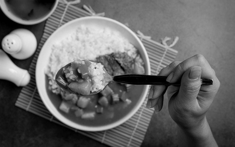 makan sesuap sendok nasi